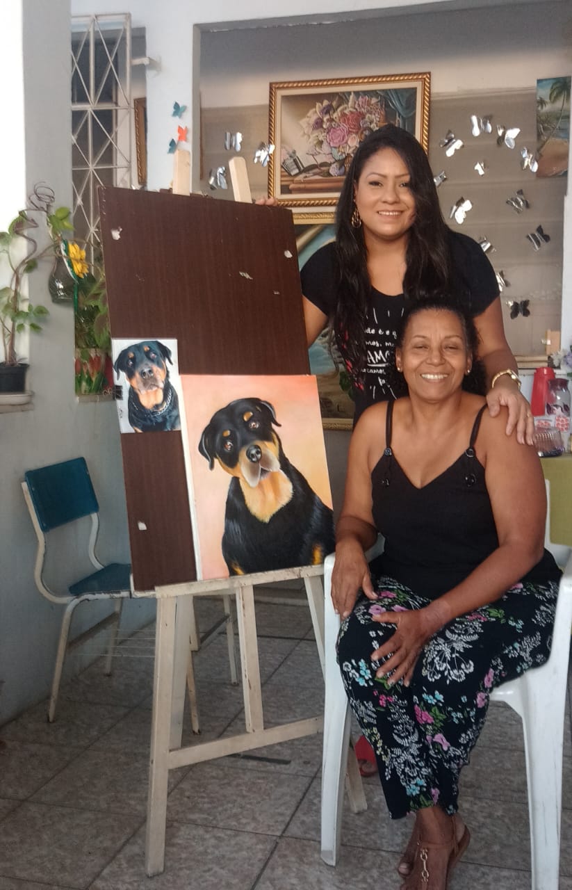 Lílian Cristina entregando pintura a óleo encomendada para cliente